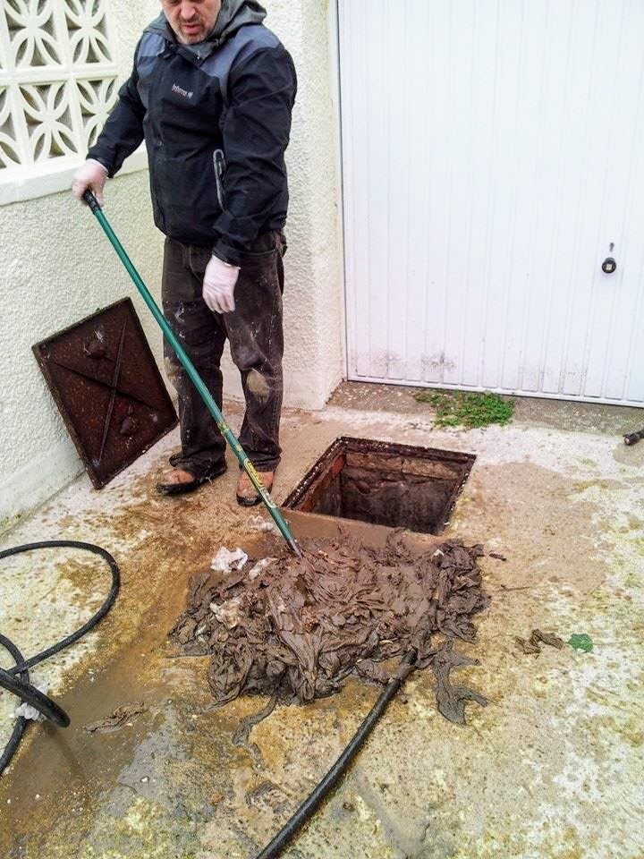 Retro-Cleanse engineer clearing a blocked drain chamber